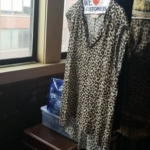 Sleeveless high low tattered hem leopard v-neck